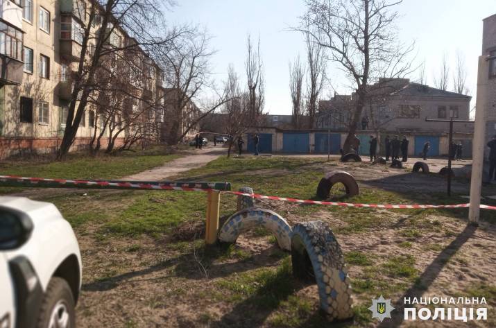 Сообщение о взрыве почти в центре Северодонецка, во дворе жилых домов по ул. Менделеева, поступило в дежурную часть местного отдела полиции в 7 утра.