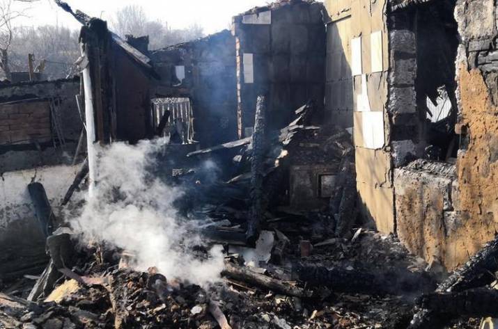 В результате обстрелов прифронтовых населенных пунктов на Донбассе за март текущего года пострадало 42 дома мирных жителей. Об этом на своей странице в Фейсбуке сообщил координатор гуманитарной миссии