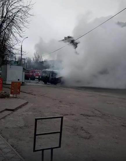 В оккупированном Луганске загорелась маршрутка №132 с пассажирами. Есть пострадавшая.