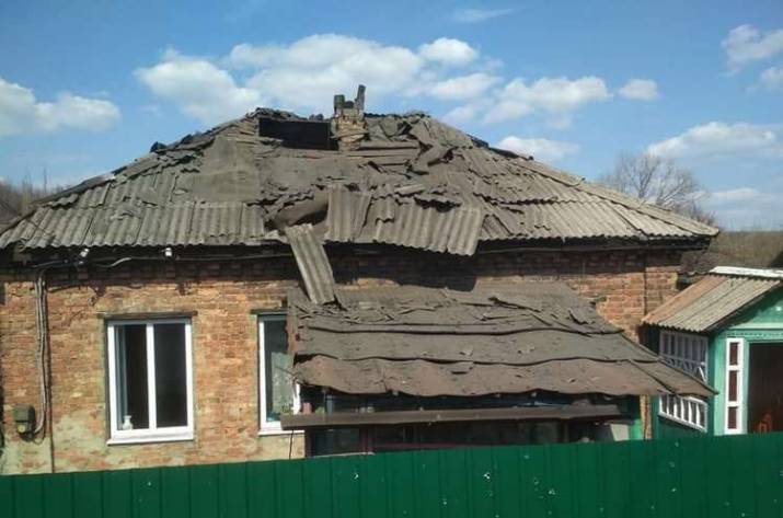 В результате обстрела Золотого-4 пострадал дом местной жительницы. Об этом сообщает украинская сторона СЦКК, передает штаб операции Объединенных сил.