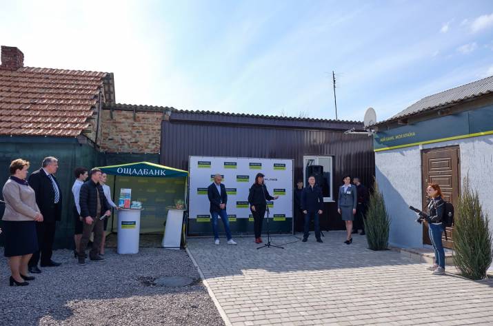 Дві сотні людей на день, шість днів на тиждень - стільки зможе обслуговувати нове відділення Ощадбанку, що сьогодні запрацювало у прифронтовому Зайцевому. 