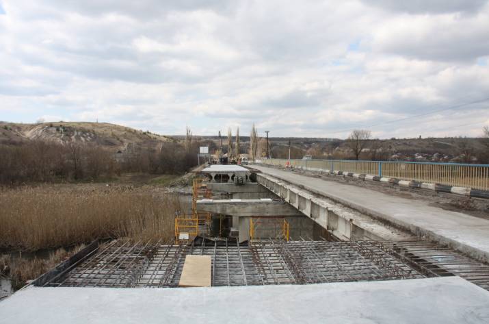 На сегодняшний день продолжается капитальный ремонт Сватовского моста через реку Красная. Введение моста в эксплуатацию планируется на конец августа - начало сентября текущего года.