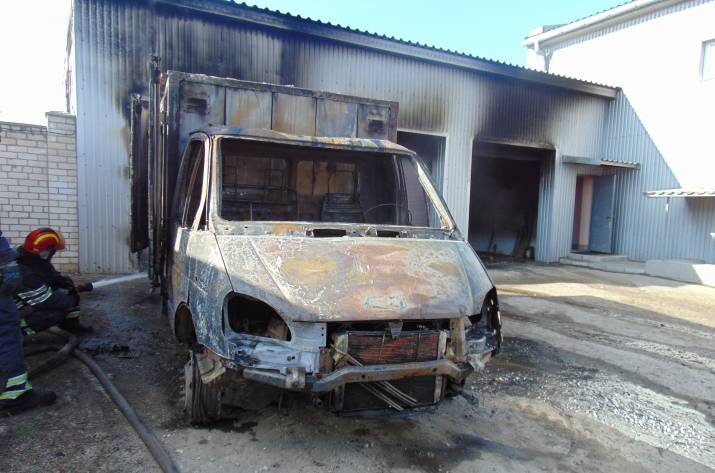 Вчера, 8 апреля, в 15:48 в Службу спасения поступило сообщение о том, что по ул. Канатная в Лисичанске горит частный автомобильный бокс.