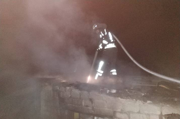 Сегодня, 9 апреля, в 3:08 в Службу спасения поступило сообщение о возгорании хозяйственной постройки в Станице Луганской, по ул. Шевченко.