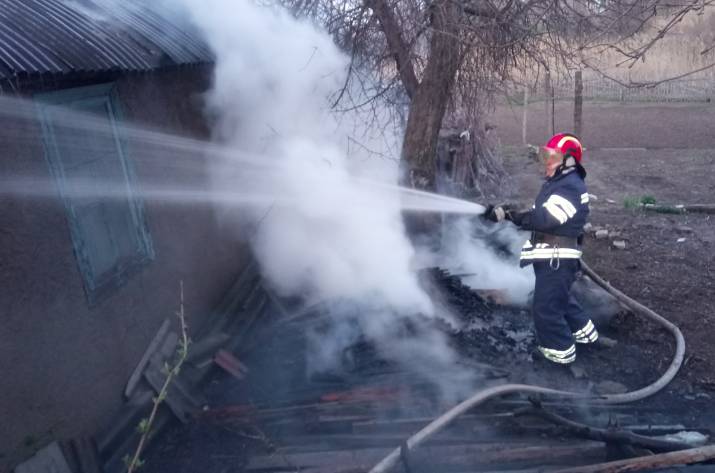 Вчера, 9 апреля, в 16:55 в Службу спасения поступило сообщение о пожаре по ул. В. Сосюры в Лисичанске.