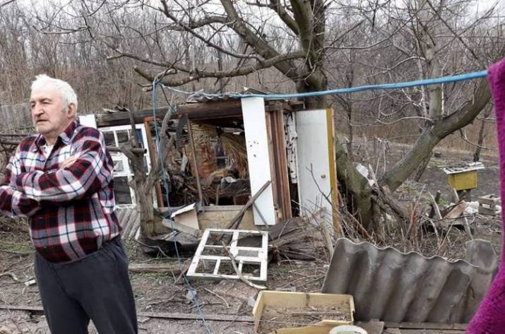 Террористы вновь обстреляли Золотое: поврежден дом