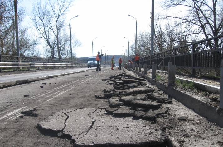 В Славянском районе начался ремонт моста через реку Северский Донец, поэтому в организацию дорожного движения внесены изменения.