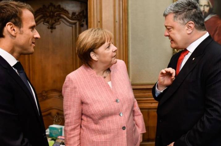 Президент Франции Эммануэль Макрон пообещал президенту Украины Петру Порошенко встретиться с президентом России Владимиром Путиным и обсудить с ним вопрос освобождения украинских политзаключенных. Об 