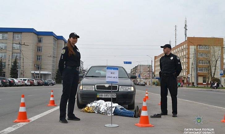 Северодонецкие патрульные продемонстрировали пешеходам последствия нарушений правил дорожного движения.