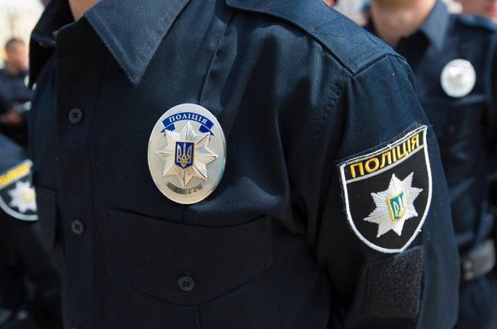 В Краматорске две девушки на улице подошли к полицейскому и попросили помощи. Одна из девушек затрудненно дышала и почти потеряла голос. Участковый сразу вызвал скорую. Об этом информирует Краматорски