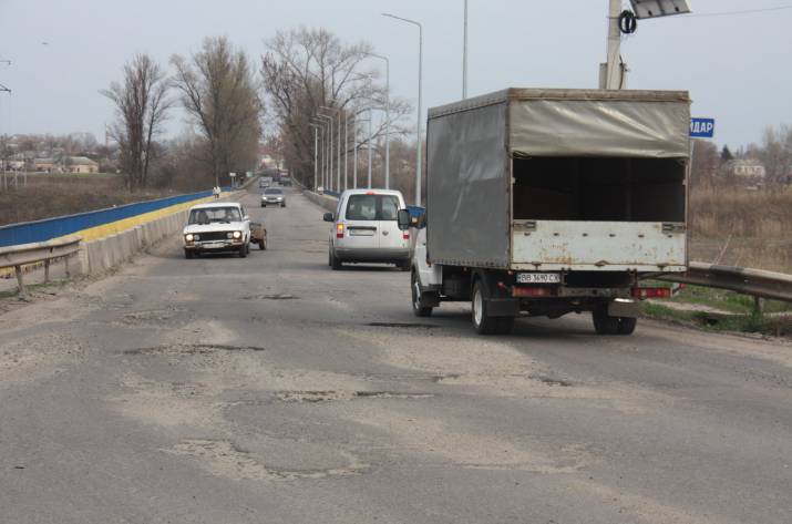 Начальник Службы автомобильных дорог в Луганской области Юрий Бережной проинспектировал состояние дорог Старобельского района и посетил мост, который расположен в городе.