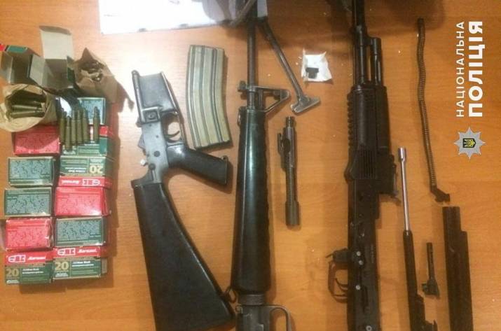 Сегодня, 21 апреля, у местного жителя, который двигался по ул. Дружбы Народов, пгт Меловое, полицейские обнаружили гранаты, патроны и муляжи автомата и винтовки.