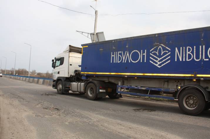 На Луганщине подрядные организации выполняют ремонты на автомобильных дорогах общего пользования государственного значения. Однако все усилия дорожников сводятся на нет 