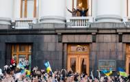 Президент Петр Порошенко со своей женой Мариной вышли на площадь перед зданием Администрации президента к украинцам, которые пришли их поддержать. 