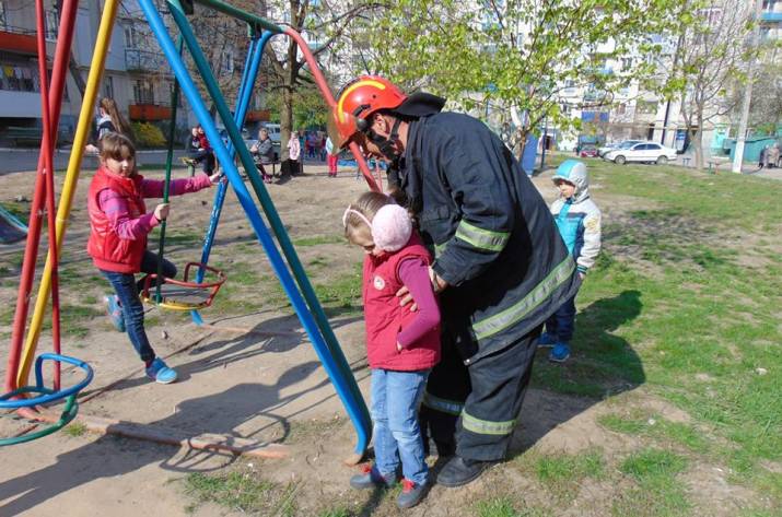 Вчера, 22 апреля, в 15:47 в Службу спасения поступило сообщение о том, что на детской площадке, расположенной во дворе жилых многоэтажек по ул. им. В. Сосюры в Лисичанске, маленькая девочка застряла в