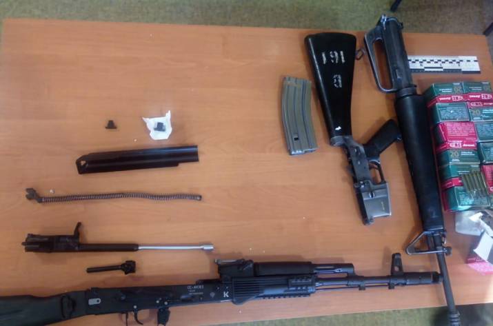 Днями на державному кордоні з Російською Федерацією в населеному пункті Мілове одним з прикордонних нарядів було затримано громадянина, який мав при собі дві одиниці пристроїв для відстрілу світло-шум