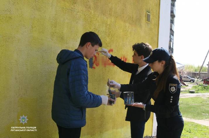 Місцем збору охочих зробити Лисичанськ безпечним та відправною точкою початку маршруту зі знешкодження нарко-написів визначили управління Патрульної поліції. Там бажаючі отримали фарбу, пензлики та за