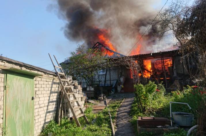 25 апреля в 16:58 в Службу спасения поступило сообщение о возгорании частного жилого дома по ул. Волгоградская в Лисичанске.