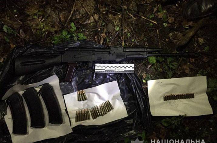 В Мирнограде, в заброшенном здании, нашли четыре противотанковых гранатомета, автомат Калашникова и около тысячи патронов.