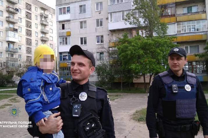 В субботу, 4 мая, в Рубежном дети, которые играли во дворе, рассказали полицейским, что на детской площадке находится маленький мальчик, который потерялся.