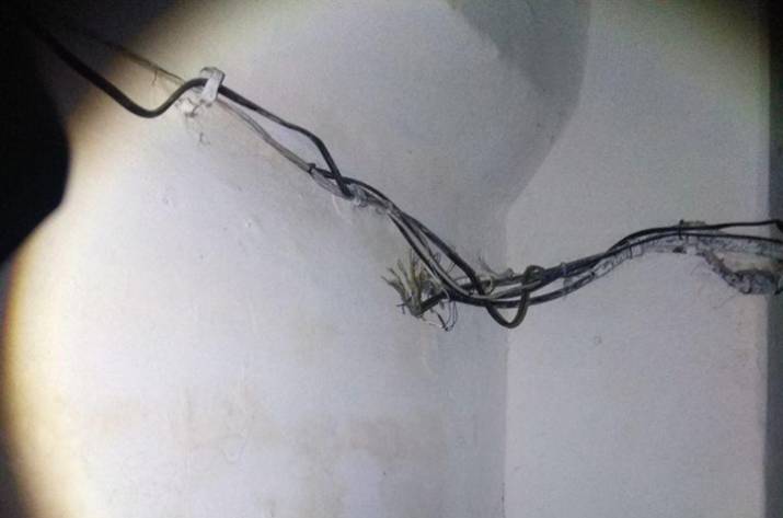 Поврежденные коммуникационные кабели в подъезде многоквартирного дома в Лисичанске обнаружили патрульные, прибыв по вызову, на квартале Центральном.
