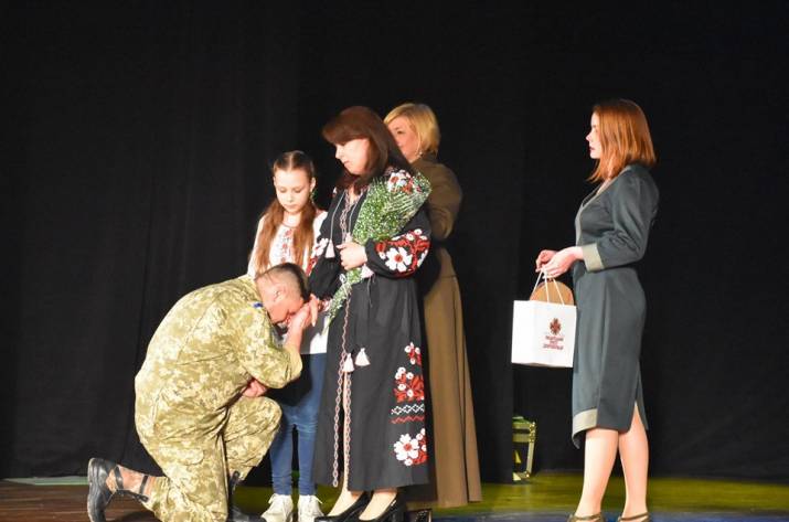 У Луганському обласному академічному українському музично-драматичному театрі в Сєвєродонецьку відбулися урочистості, присвячені врученню народної нагороди