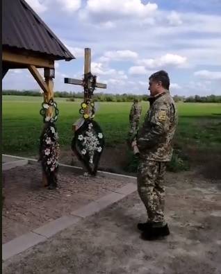 Президент Петр Порошенко и глава Службы безопасности Василий Грицак прибыли в район проведения операции Объединенных сил.