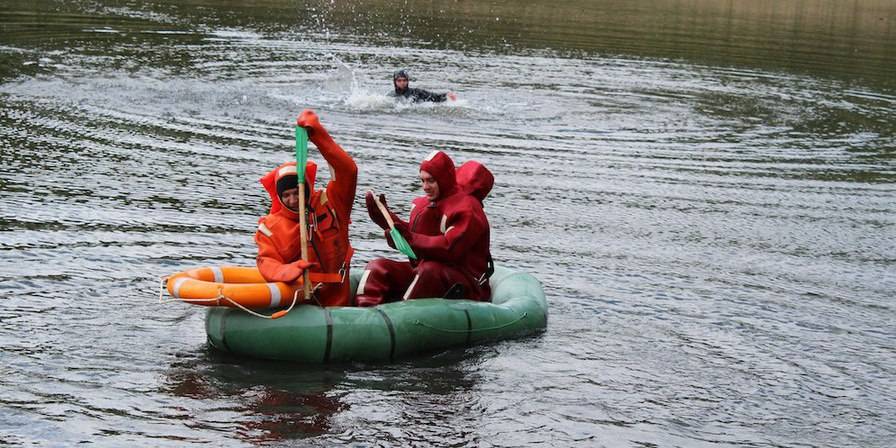 З метою підтримки належного рівня оперативної готовності рятувальних підрозділів до виконання дій за призначенням та недопущення трагічних випадків загибелі людей на водоймах рятувальники 25-ї та 30-ї