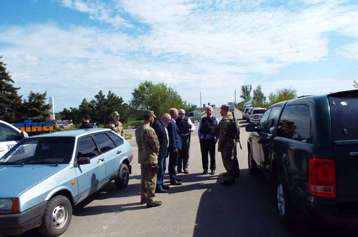 Сьогодні, 7 травня, голова Станично-Луганської РДА Юрій Золкін зустрівся з Надзвичайним та Повноважним Послом Федеративної Республіки Німеччини Ернстом Райхелем та Генеральним консулом Німеччини Вольф