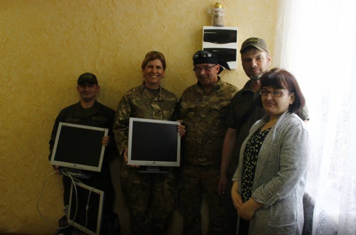 До Попасної завітав волонтер, учасник Майдану в 2014 році, житель Польщі з українським корінням Ярослав Подворський, який привіз попаснянам гуманітарну допомогу.