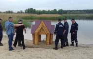 На озере Чистое в Северодонецке появился плавучий домик для лебедей. Об этом сообщает пресс-центр ГСЧС в Луганской области.