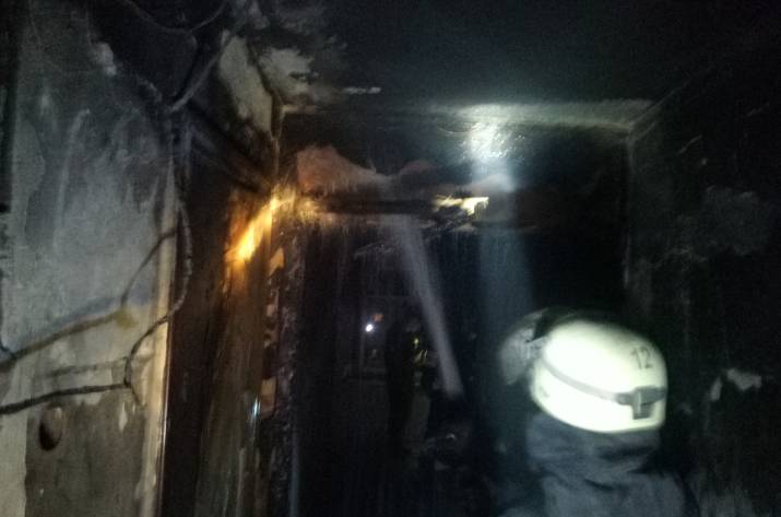 13 мая в 00:59 в Службу спасения поступило сообщение о пожаре на шестом этаже в жилой многоэтажке по ул. Курчатова в Северодонецке.