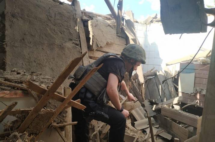 На Луганщині бойовики знову обстріляли мирну територію. Снаряд бойовиків влучив у приватний будинок. Жертв та постраждалих немає.