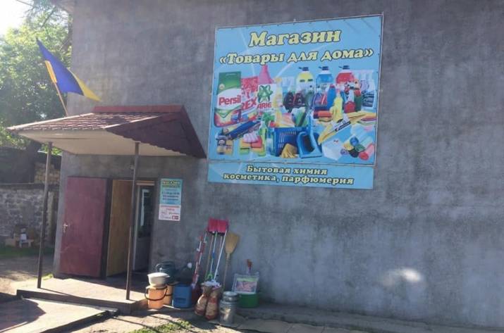 До Попаснянського відділу поліції надійшла інформація про те, що невідома особа скоїла крадіжку товару з магазину. Про це повідомдяє прес-служба відомства.