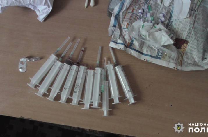 В ходе проведения санкционированного обыска квартиры по ул. В. Сосюры в Лисичанске, где живет 41-летний мужчина, полицейские обнаружили и изъяли 10 медицинских шприцев с остатками наркотической жидкос