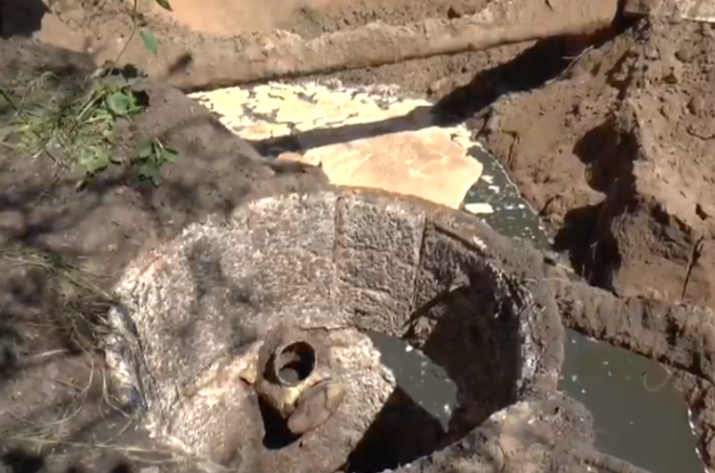 В Рубежном 17 мая произошло обрушение канализационного железобетонного коллектора на территории завода 