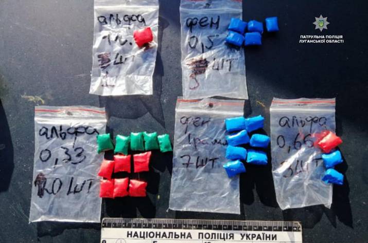 Около 03:00 экипаж патрульные получили информацию от своего коллеги о том, что двое неизвестных парней ведут себя подозрительно.