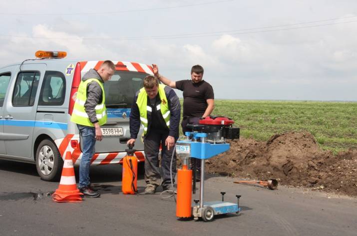 Близится к завершению текущий средний ремонт на дороге Т-13-09, а на днях проверяли контроль качества проведения работ по укладке выравнивающего слоя. При благоприятных погодных условиях и соответству
