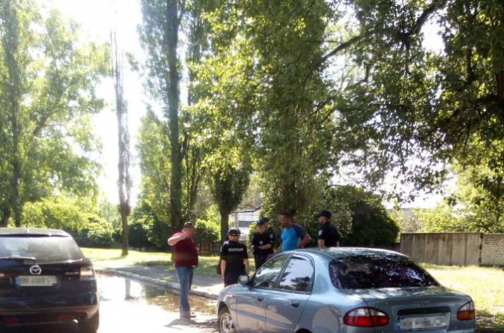 Вчера, около 10:00 патрульные получили вызов о том, что в Рубежном, на улице Заводской, произошло дорожно-транспортное происшествие с участием двух автомобилей: DAEWOO Lanos и Mazda.