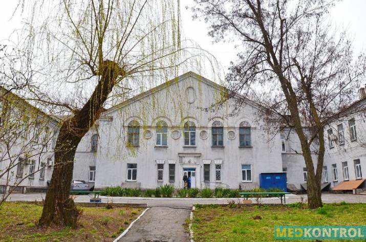 Новорожденного мальчика оставили на пороге роддома в Левобережном районе вчера утром. Ребенок был обмотан в одеяло, а рядом с ним была записка от матери.