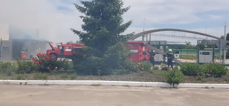 В Сватово Луганской области сегодня загорелась местная заправка. Соответствующее видео опубликовал на своей странице в Facebook местный житель Алексей Горшков.