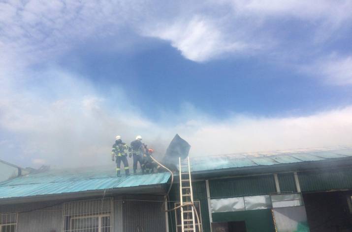 Сегодня, 4 июня, в 11:59 в Службу спасения «101» поступило сообщение о возгорании складского помещения в Сватово на кв. Строителей.