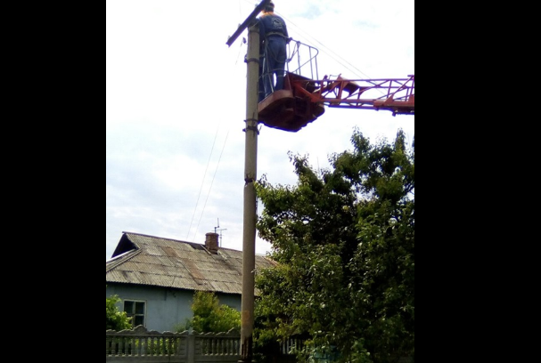 В рамках ремонтной программы, ООО «ЛЭО» проводит замену опор воздушных линий электропередачи. Об этом сообщает пресс-служба компании.