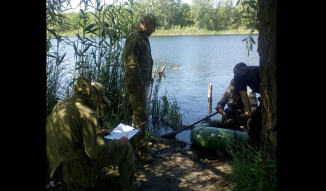 Патрульные и инспекторы рыбоохранного патруля продолжают следить за соблюдением правил рыболовства. Об этом сообщает пресс-служба Патрульной полиции Луганщины.