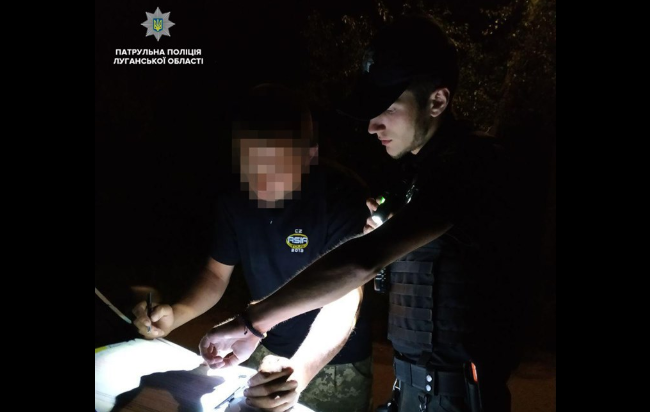 Сегодня, около 3 часов ночи по улице Энергетиков в Северодонецке на встречу патрульным двигался автомобиль Daewoo без включенных фар ближнего света в темноте. Увидев маячки патрульной машины, водитель