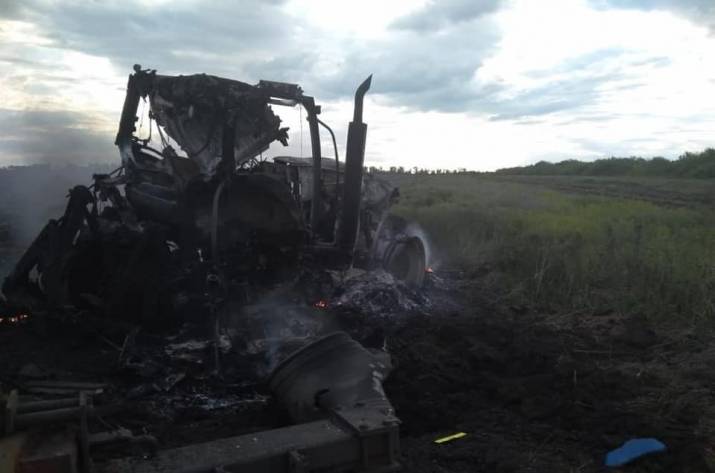 Вчера, 7 июня, на поле возле Попасной случился взрыв неустановленного устройства. Во время проведения сельскохозяйственных работ двое трактористов получили ранения.