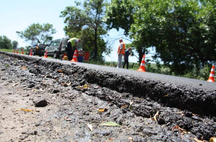 На дороге Т-13-13 (Троицкое - Белокуракино - Старобельск) проверили качество проведения дорожных работ на участках км 108 + 850 и км 111 (в районе Подгоровки, на въезде в Старобельск).