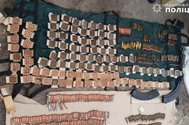 Получив оперативную информацию, полицейские обнаружили в частном гараже в городе Северодонецк тайник с большим количеством боеприпасов.