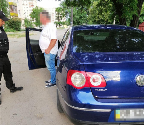 Вчера вечером лисичанские полицейские получили сообщение о том, что водитель в нетрезвом состоянии собирается садиться за руль.