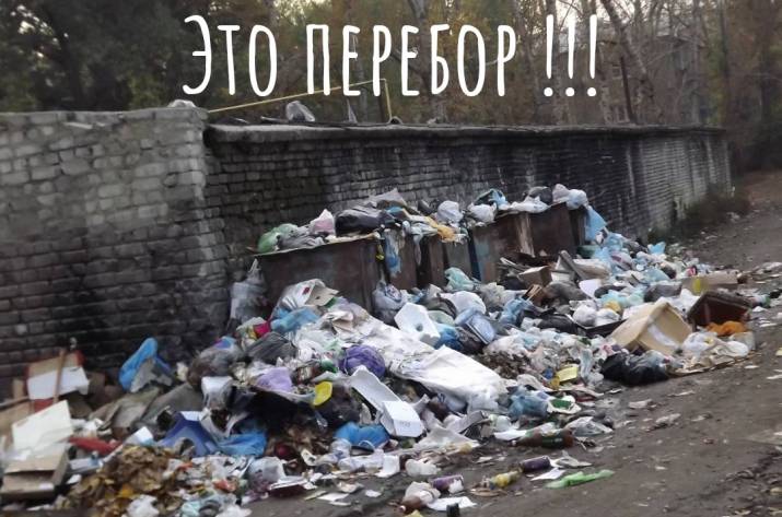 Жители оккупированного Луганска возмущены горами мусора в городе. 